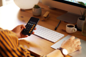 Foto Aproximada De Um Empresario Trabalhando Em Casa E Fazendo Calculos - ContReal