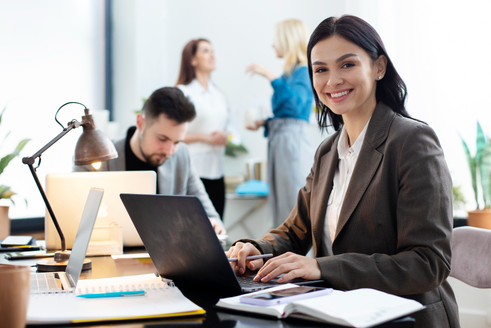 Mulher De Tiro Medio Trabalhando No Laptop - ContReal